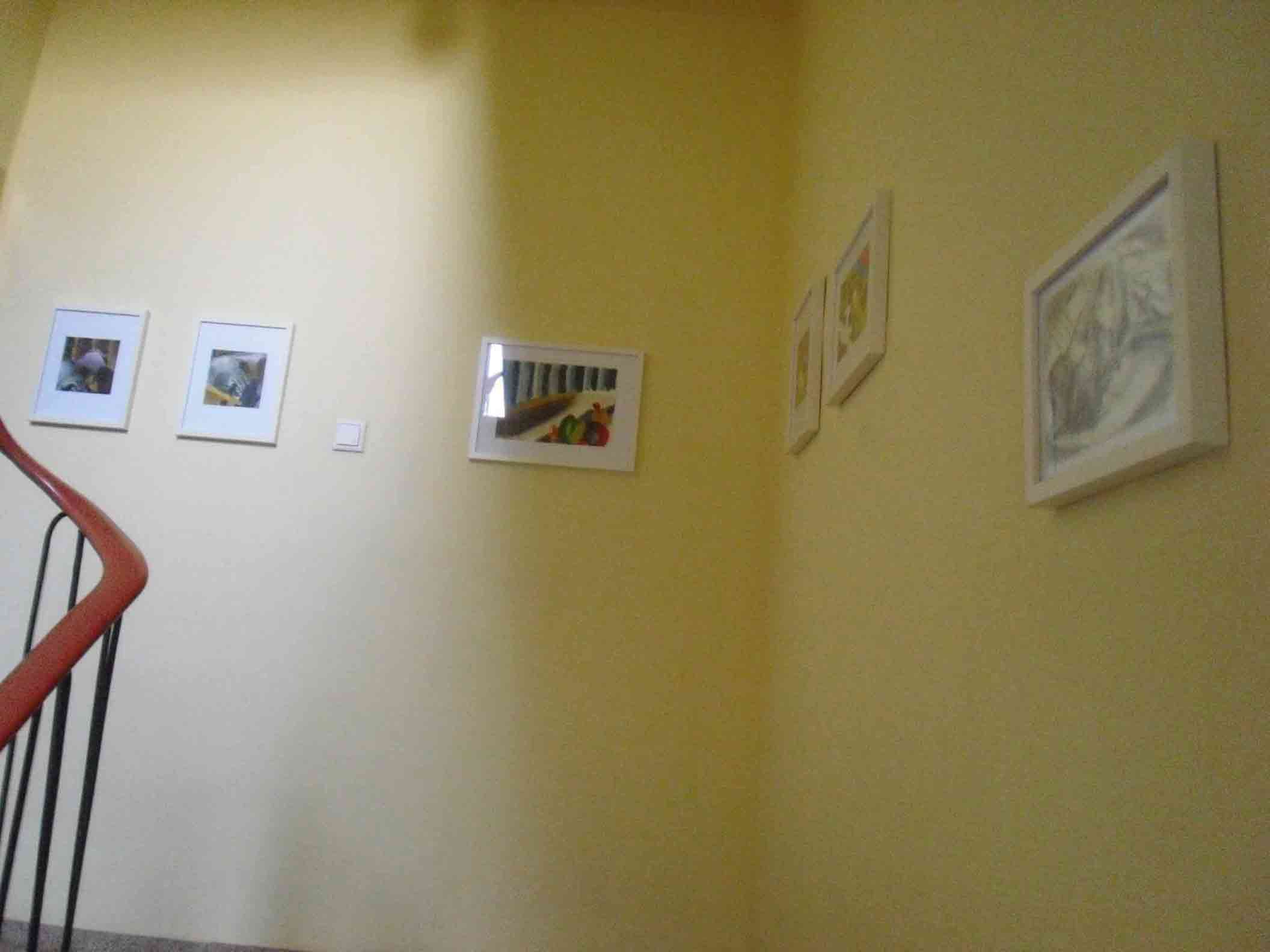 Zwei von Christinas Zeichnungen vom Nahen gesehen; Wand am Aufgang zur 2. Etage
